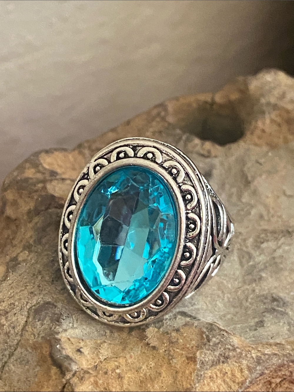 5/$10❤️❤️❤️NEW Bright Blue Faceted Acrylic Oval Cabochon Ring